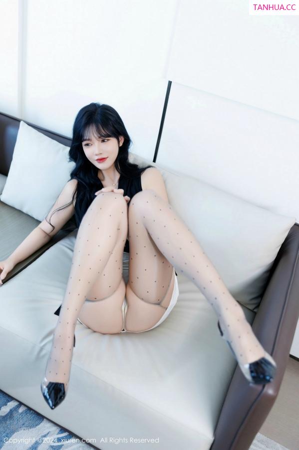 小娜比  [XiuRen]高清写真图 2024.12.10 No.9575 娜比 黑丝美腿第19张图片
